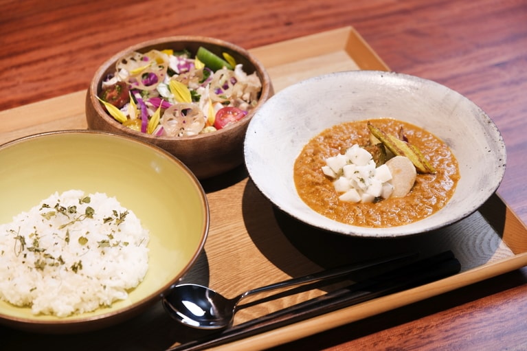 「カレーセット」2,500円。ランチ、ディナーでも提供。