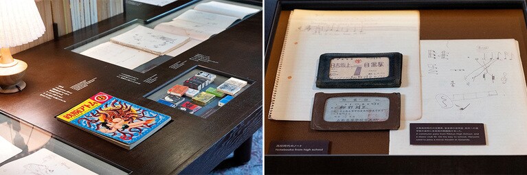 左：イラストにおいては手塚治虫、杉浦茂の影響を強く受けた。右：学生時代の通学定期券、音楽部の部員証など。このようなものまで残されているのが「捨てられないホソノ家」の真骨頂。