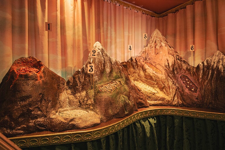 6つの味のチョコレートが埋め込まれたチョコレート山脈。