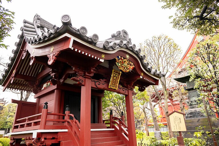 お金のご利益のイメージがある弁財天は、琵琶を持っていることから音楽によいとされ、そこから芸事にもご利益があるとされているそう。「ライター業にもおすすめです」とのことで、しっかりとお参り。