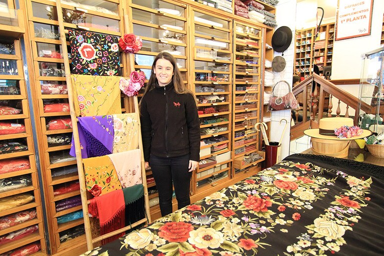 こちらはショールのコーナー。テーブルに広げて見せてくれたのは、黒地に見事な刺しゅうが施された豪華なショール。