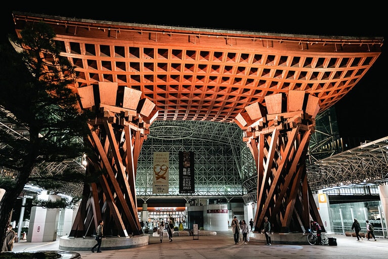 金沢駅西口から「ザ ホテル山楽 金沢」までは無料送迎バスあり。