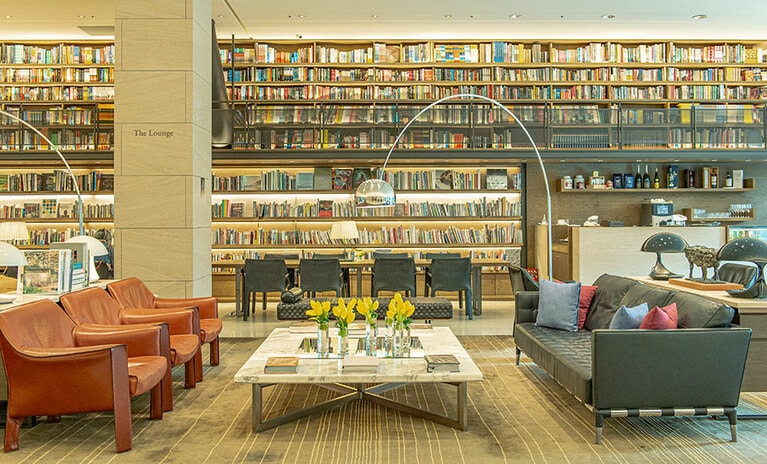 図書館のような｢ザ ラウンジ｣。知的好奇心を刺激する本の森へ。