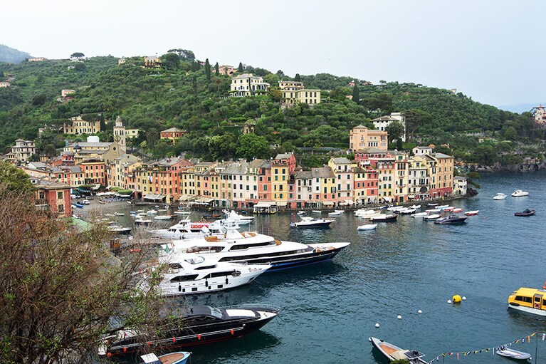サン・ジョルジョ教会から見下ろすポルトフィーノの港町。セレブのステイタス、メガヨットが複数、停泊しています。