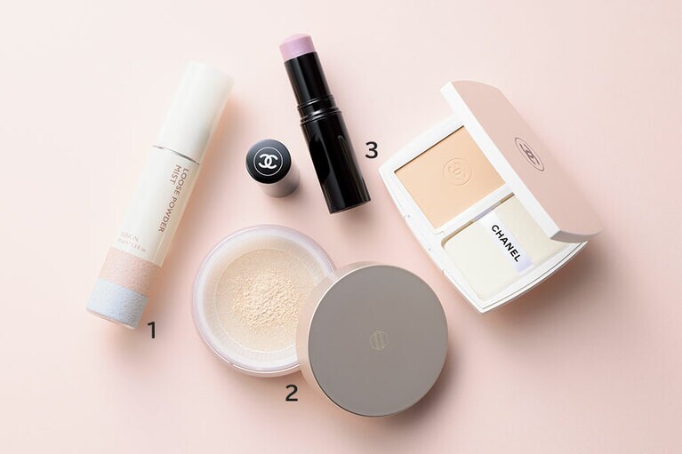1：ルースパウダー ミスト 40mL 3,300円／アルビオン 
2：エレメンタリー エッセンシャルフェイスケアパウダー Saren 9g 9,680円／ITRIM 
3：左から) ボーム エサンシエル リラ 6,600円、ル ブラン ブライトニング コンパクト SPF25・PA+++ B20 10,230円／シャネル