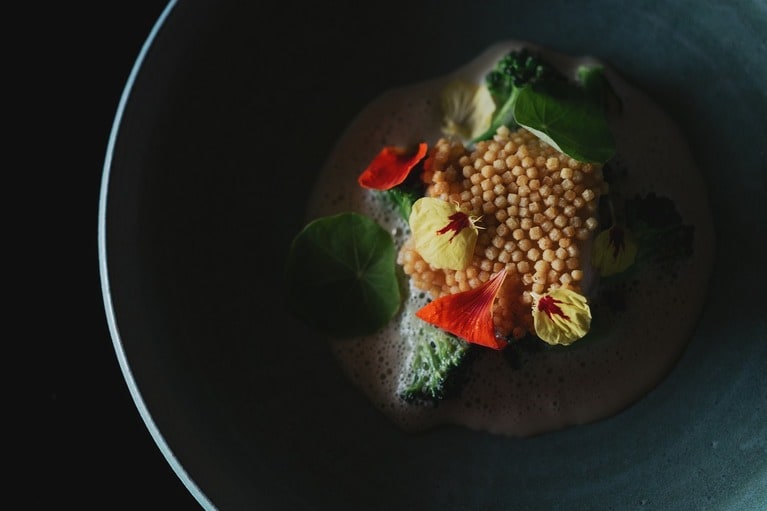 スイートのゲスト専用レストラン「オーカス」では、この土地ならではの食材を駆使し、シェフの感性が光るガストロノミーのフルコースを。