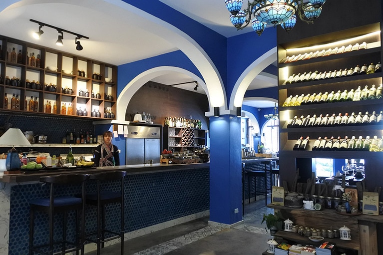 藍染の衣装を着た黒モン族のスタッフが対応。