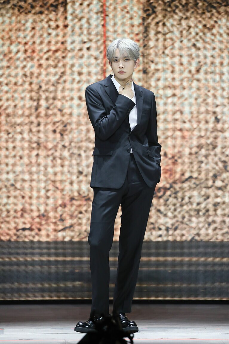 個別のフォトセッションではポイントダンスのポーズを披露したHEESEUNG。(P)&(C) BELIFT LAB Inc.