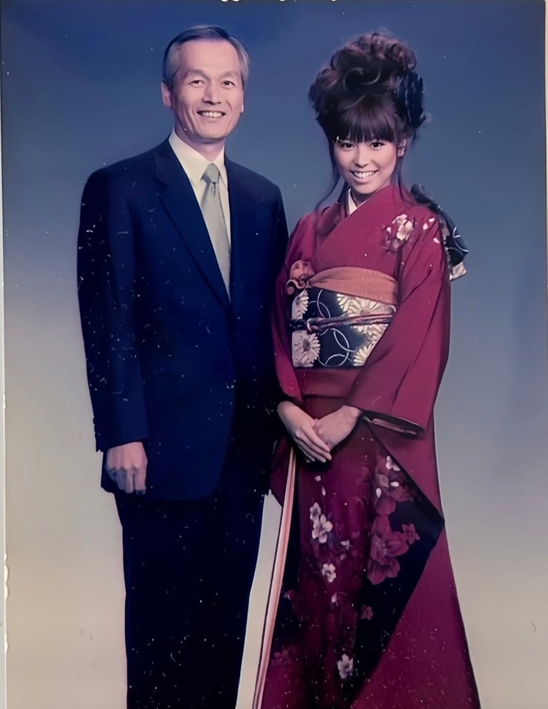 話題になった成人式写真。父親の顔より大きな髪型の若槻千夏さん（「若槻千夏」公式Instagramより）。