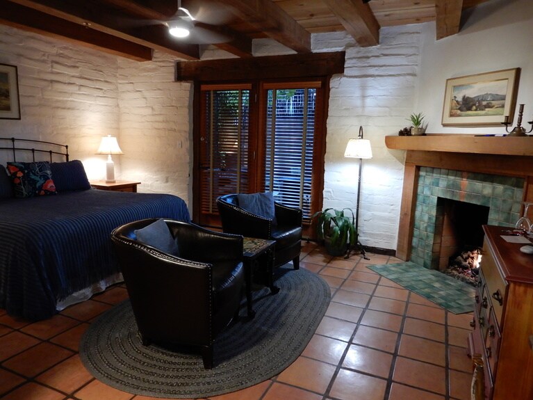 凝った置き家具があって部屋の雰囲気が各室異なる。暖炉付きでくつろげる部屋も。