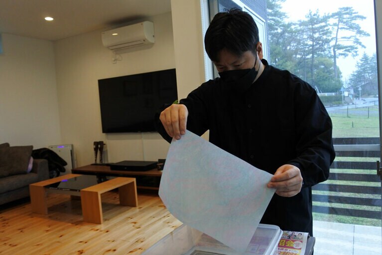 水に描かれた墨模様を和紙で吸い取る、瞬間のアート、墨流し。