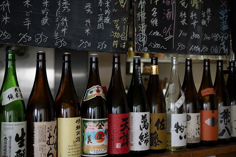おすすめの日本酒がずらり並ぶカウンター。