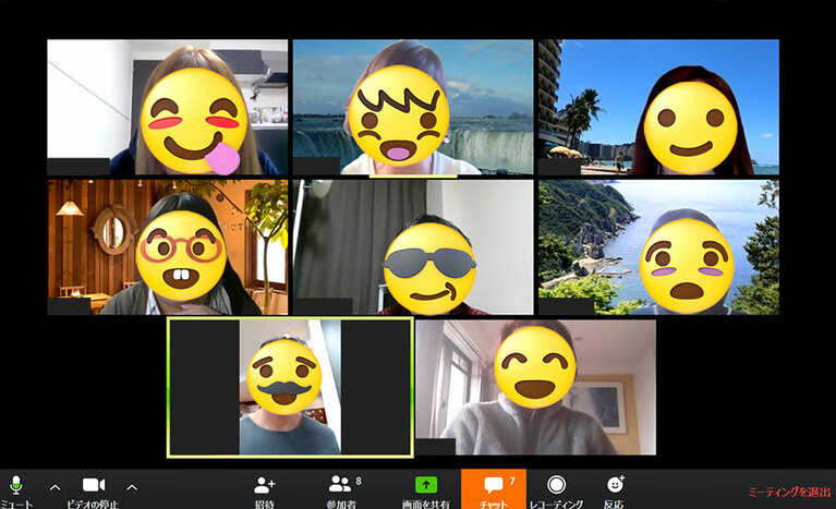 オンライン会議サービス「Zoom」を導入。各々が好きな“旅”の写真を背景画像にすると、どこか往年の人気TV番組「電波少年」を思い出させる雰囲気に。
