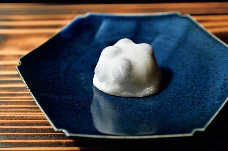 丹波黒豆を餅生地に混ぜた黒豆大福 290円が定番。