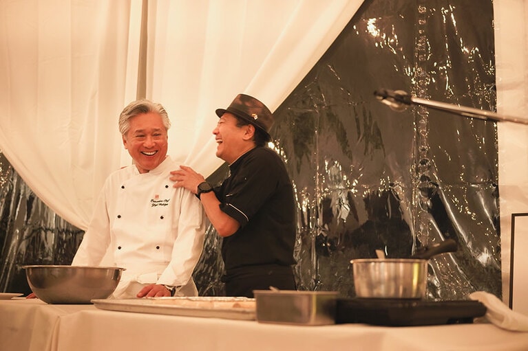 脇屋シェフと鎧塚シェフのなごやかな信頼関係が見て取れて、ゲストも楽しい気分に。