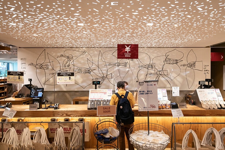 2階のレジには山口一郎氏がイベントで描いた作品が展示されている。