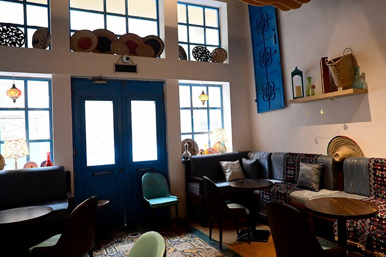 旧市街のソビア・バーでブレイク。“バー”と付いても、アルコールはなく、モクテルとソフトドリンクが中心。