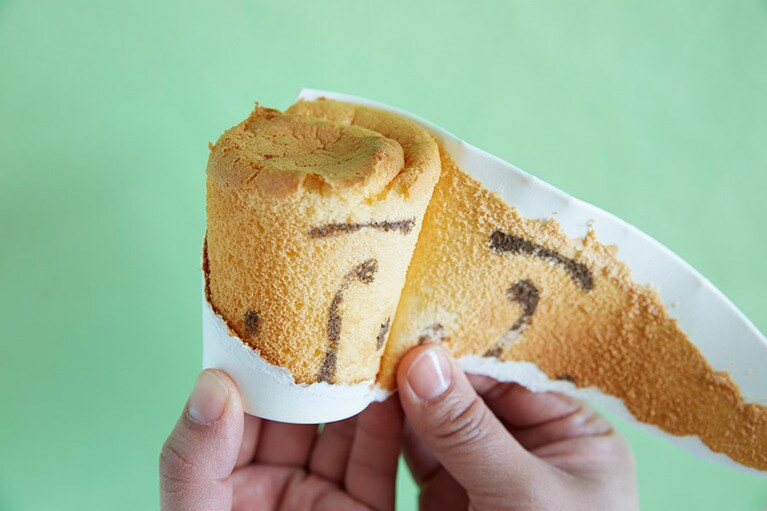 「カップシフォン」は、紙部分を斜めに破っていくと顔や水玉模様が現れる。