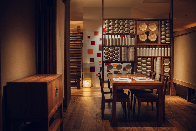 食事処はすべて半個室。波佐見焼の食器が大胆にコラージュされたパーテーションが目を引く。