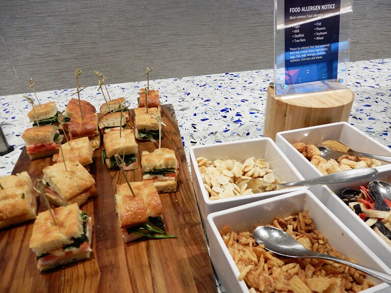 パニーニもさくっとしておいしい。ここのラウンジは食も楽しみの一つ。