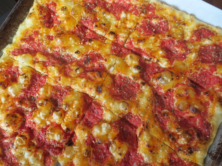 「フォカッチャ・バレーゼ」1カット450円。商品価格は変動あり。