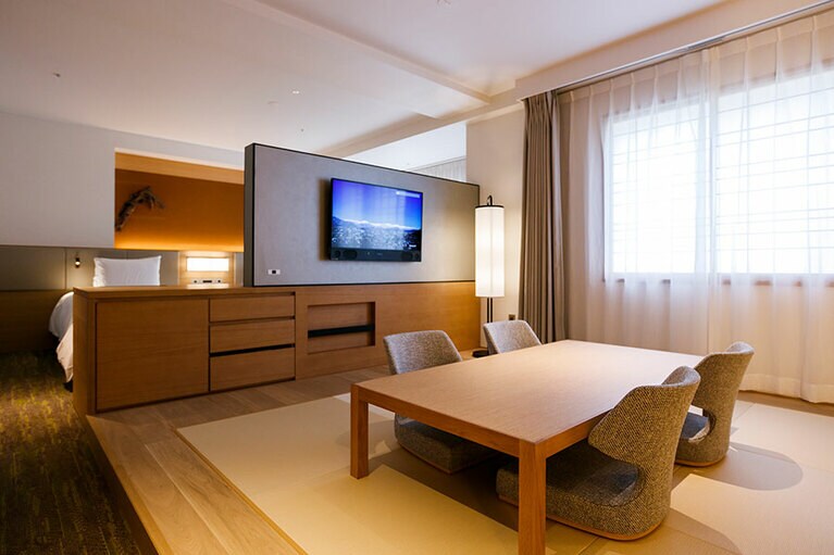 畳リビングでゴロゴロするのが気持ちいい、和洋室タイプの「モダンジャパニーズルーム」。