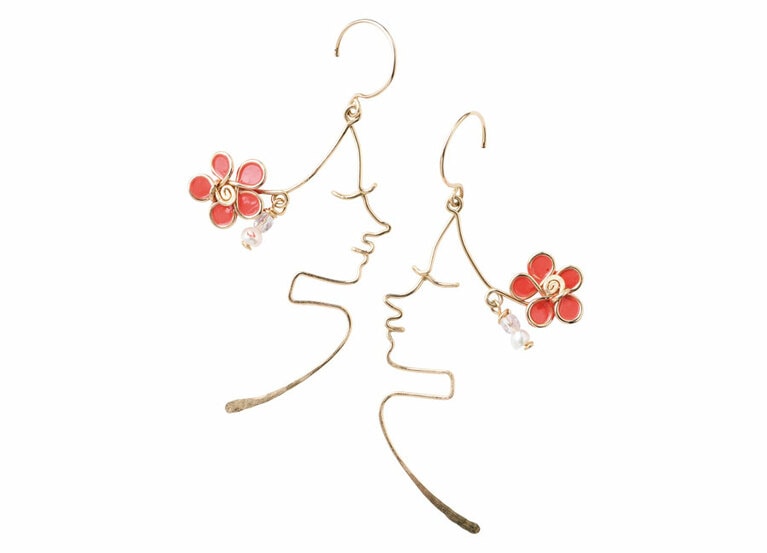 大振りピアス 58ドルは着こなしのポイントに／レイナイア