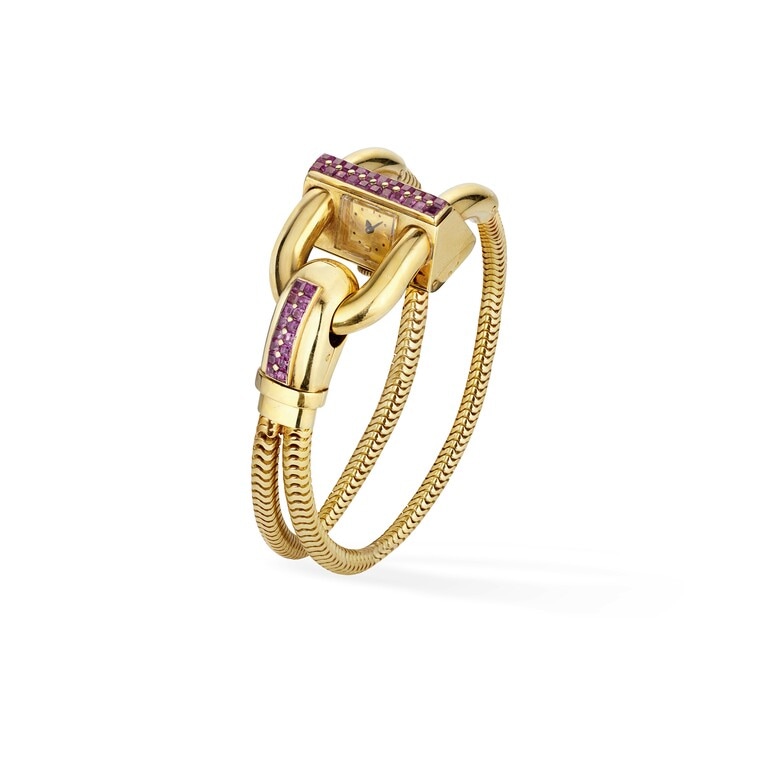 カデナ リストウォッチ　1943年　イエローゴールド、ルビー　ヴァン クリーフ＆アーペル コレクション ©Van Cleef & Arpels