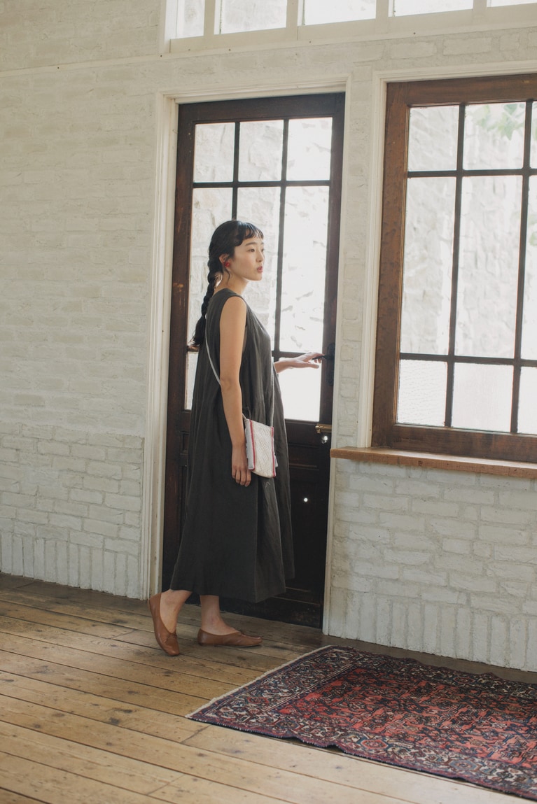 サイドリボンでシルエットをアレンジでき、襟元にはステッチを効かせてきちんと感も演出。