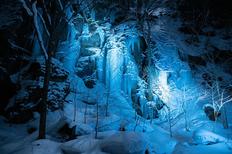 奥入瀬渓流の氷瀑。©(一社)十和田奥入瀬観光機構