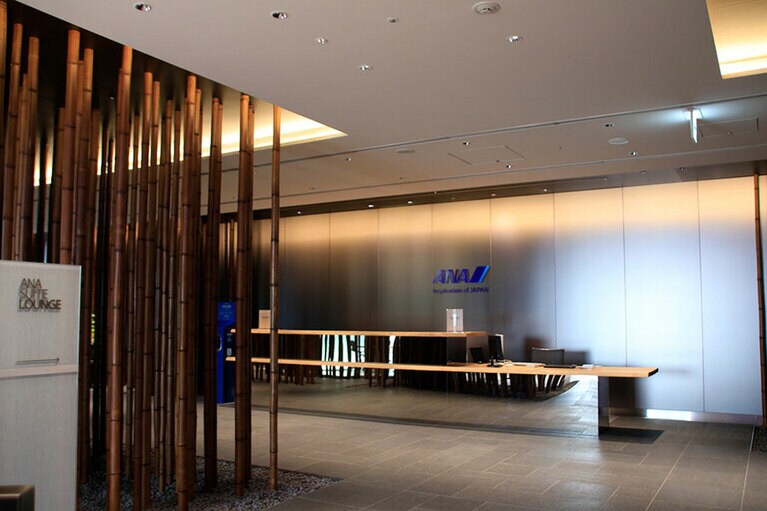 ラウンジのレセプションで受付を済ませると、右にあるのが「ANA SUITE LOUNGE」。エントランスは日本庭園の竹林を模しており、旅館の離れに行くイメージ。