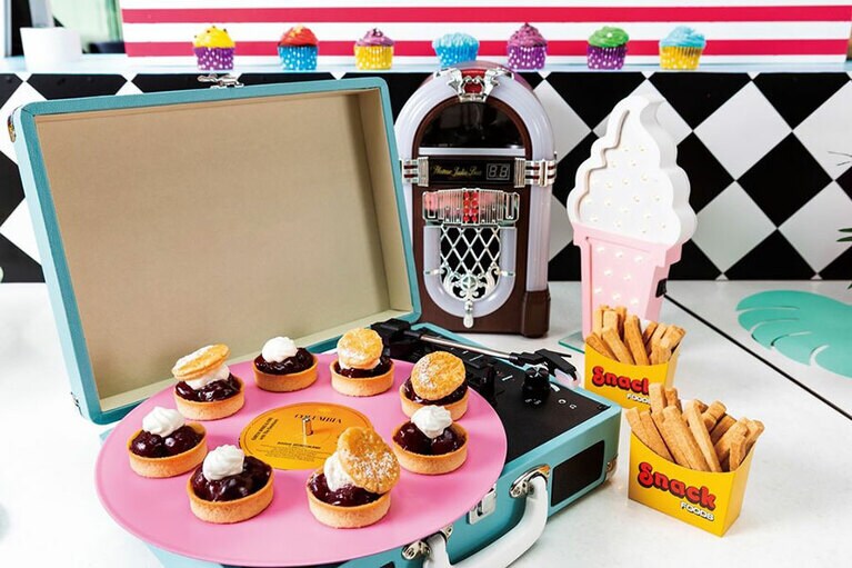 ダイナーやカフェの定番メニュー、チェリーパイを一口サイズにした「アメリカンミニチェリーパイ(写真左)」に、サクッと焼き上がったバニラ風味のクッキーをフライドポテトに見立てた「クッキーフライ(写真右)」。