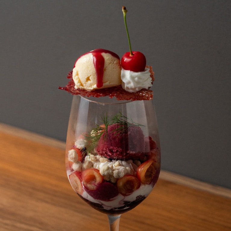「山形県産佐藤錦とキルシュのマリアージュパフェ」。