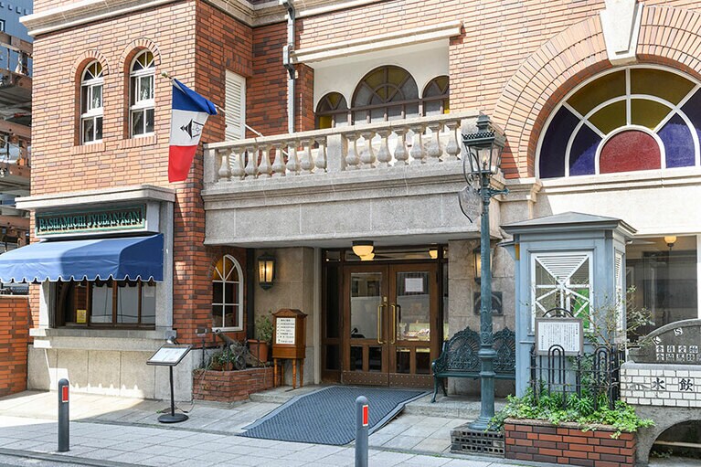 赤レンガ風の「馬車道十番館」の建物前には、ガス灯や馬の水飲み場であった「牛馬引水」跡も残されています。