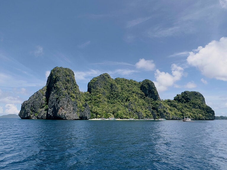 日帰りツアーの島としても知られるエンタローラ島。