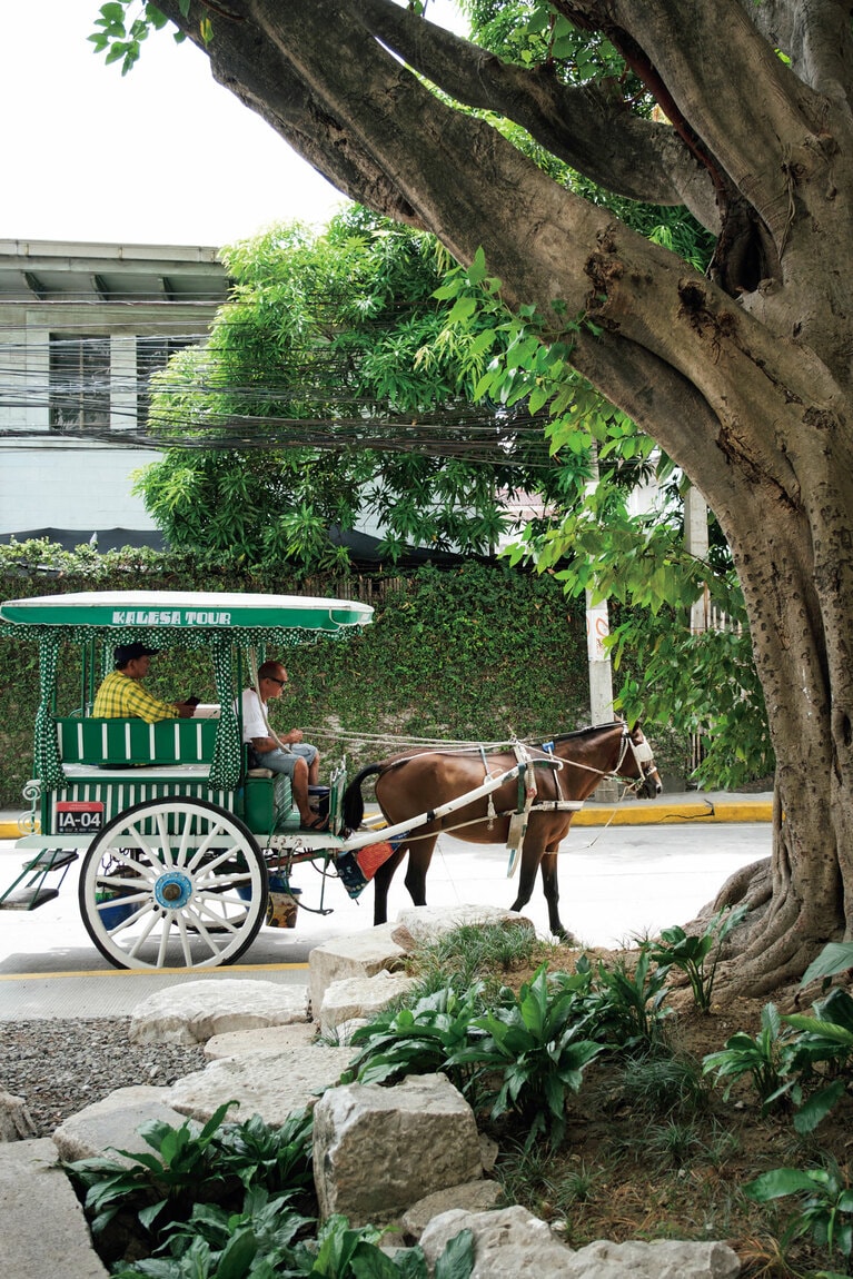 マニラの旧市街では観光用の馬車がのんびりと道を行く。