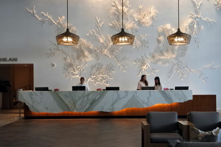 レセプションの近くに日本語対応のデスクも。