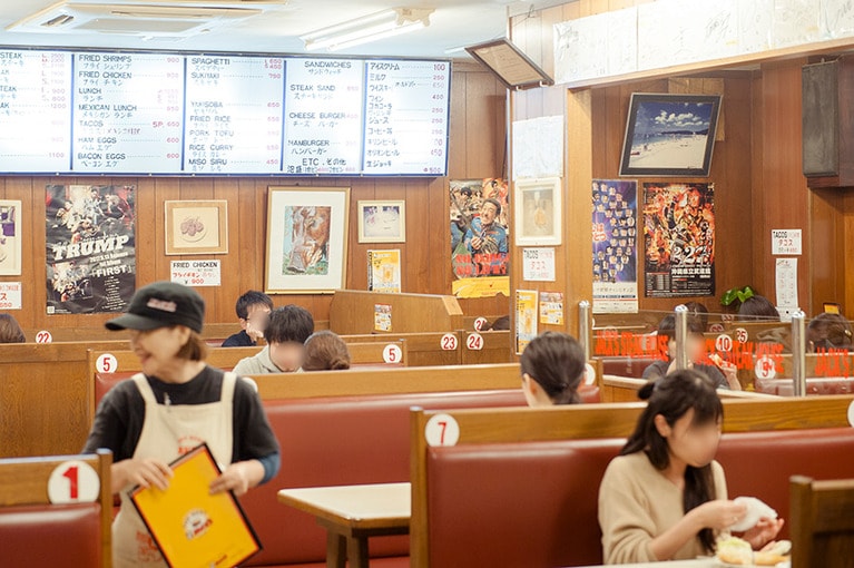 ［ジャッキー ステーキハウス］にぎわう店内。