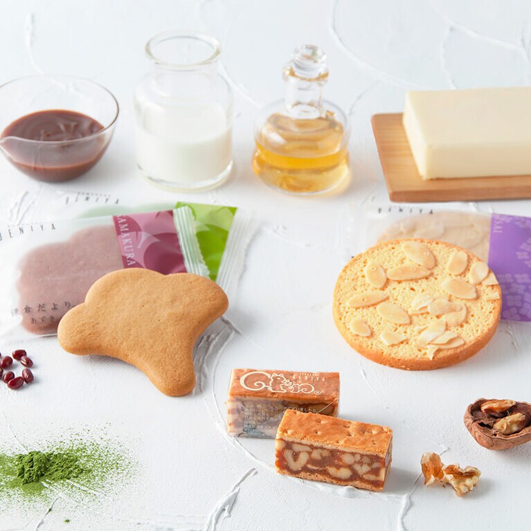 鎌倉紅谷の代表的なお菓子。左から、鶴岡八幡宮の大銀杏をモチーフにした「鎌倉だより」、クルミをぎっしり詰め込んだ「クルミッ子」、上品な甘さのラスク「あじさい」。