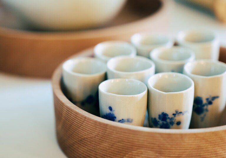 ガムコッさん作の湯呑W30,000、イ・ゴンムさん作ウッドトレイW160,000～。