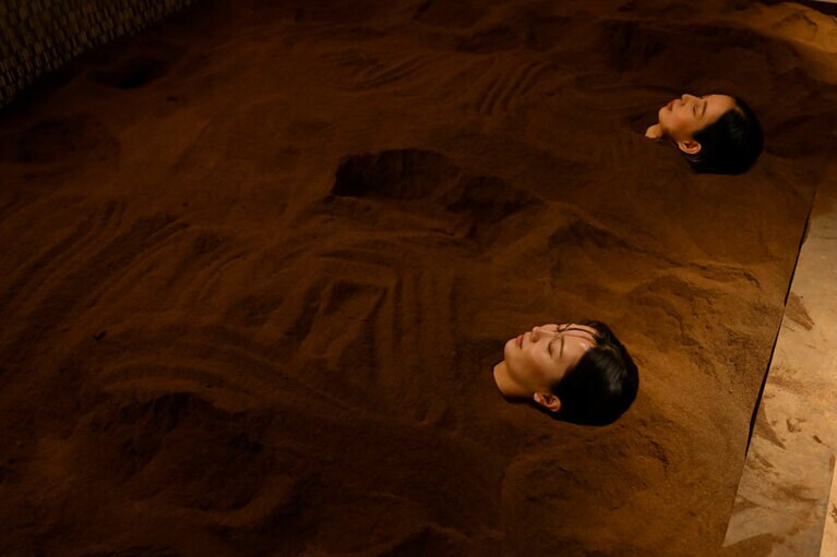 ビタミンやミネラルなどの栄養素を含む京丹後産の米ぬかを100％使用した酵素風呂。