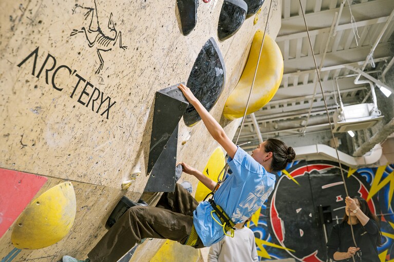 ボルダリングはロープなどを使わず登るクライミングの一ジャンル。クライミングは登るという行為そのもの。ロープなども活用して急斜面に挑戦！