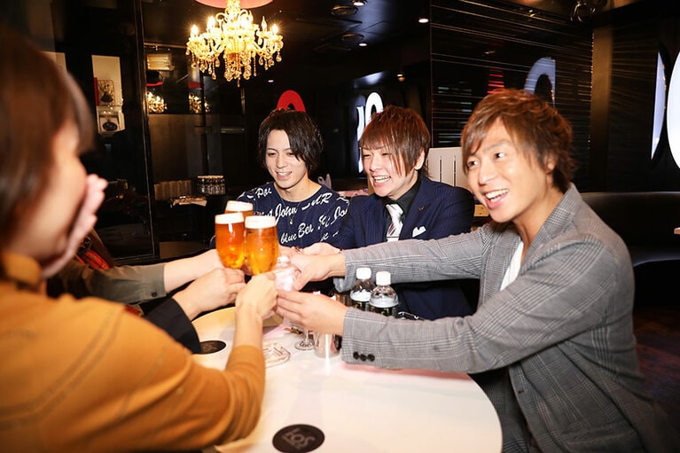 乾杯！　ホストは左奥から輝さん、春さん、永井豪 三世さん。