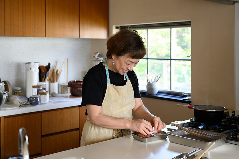 粉をまぶす飛田さん。