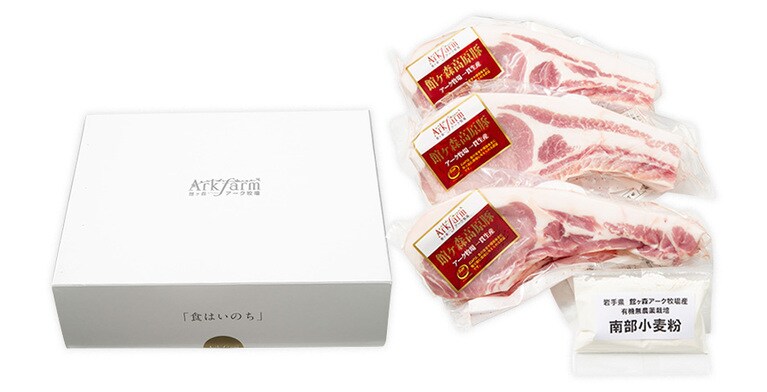 館ヶ森高原豚 骨付ロース3枚セット 300g×3枚、小麦粉付き 3,000円／館ヶ森アーク牧場