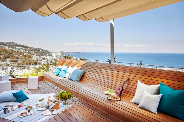 ラグマットやコーヒーサーバーなども備え付けなので、テラスでピクニックも可能。