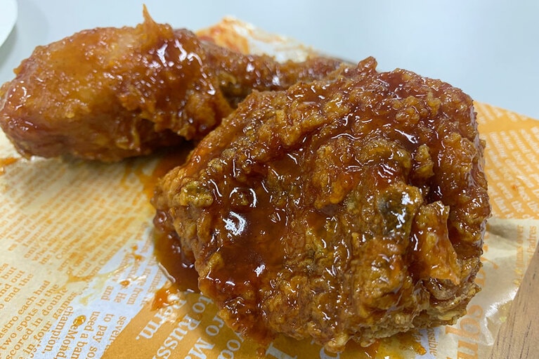 セットに入っていた「ヤンニョムチキン」。オリジナルのヤンニョムソースが惜しみなく絡めてあって、贅沢な一品♪