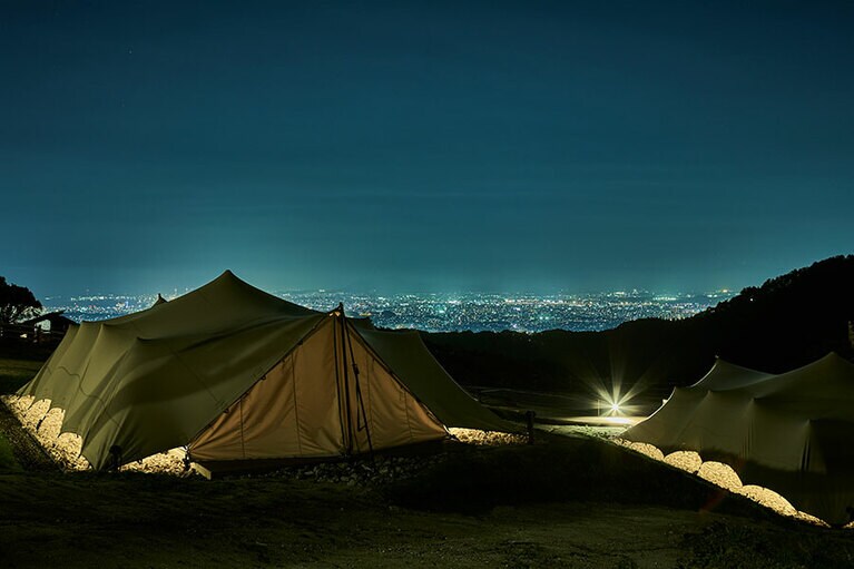 テントは特製の「LAND CAVE」を採用。提供写真。