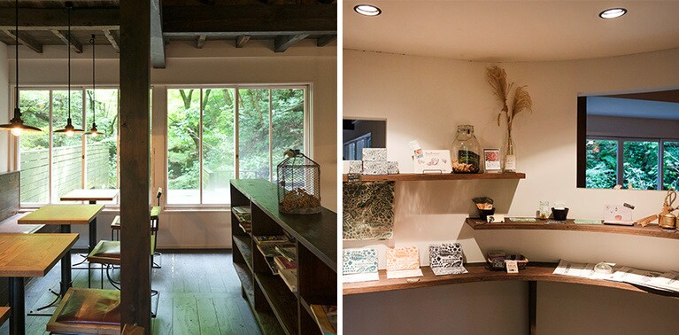 （左）大きな窓から緑を眺める1階の客席。2階はギャラリーで、カフェのみ席が利用できる。（右）オリジナルグッズや鶴仙渓さんぽのおともにうれしい雑貨なども販売。