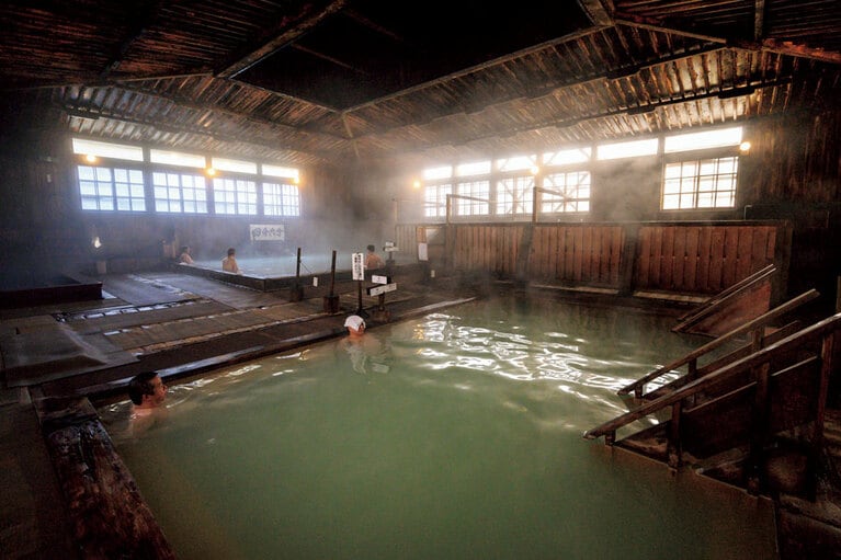 総ヒバ造りの混浴大浴場「ヒバ千人風呂」。